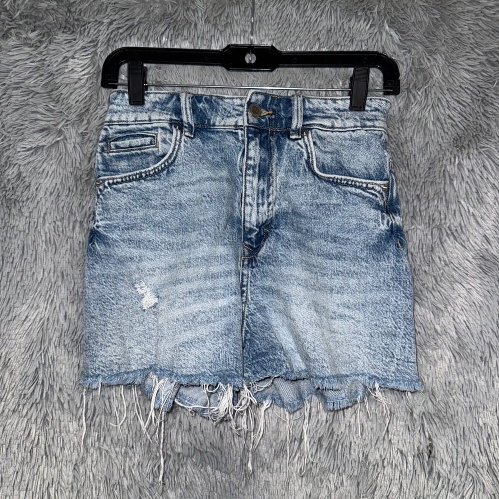 ZARA Light Wash Denim Skirt Frayed Hem Distressed Blue‎ Size 4